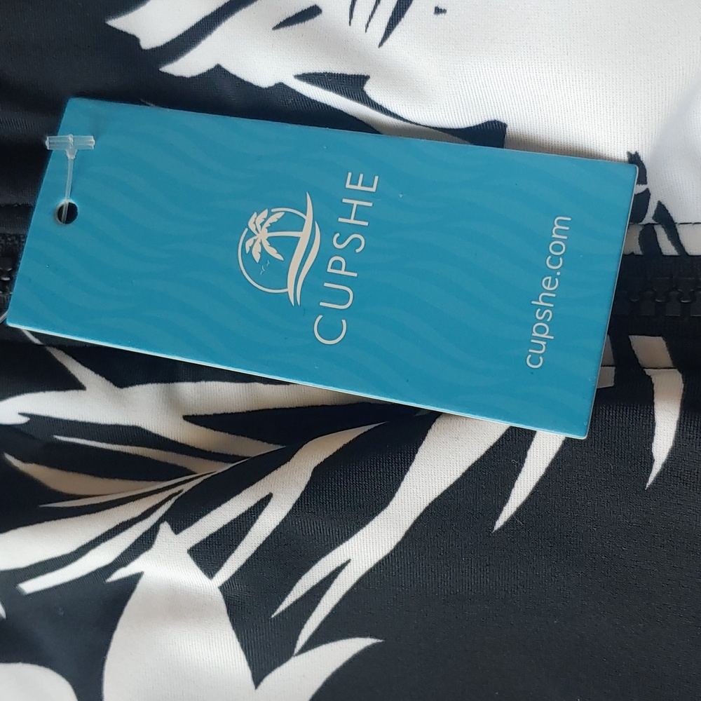 Cupshe One Piece Bathing Suit - Picture 5 of 10